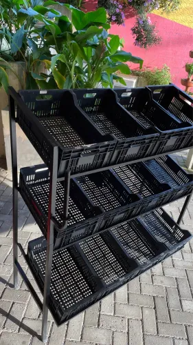 Estrutura organizadora em metal preto com caixas plásticas removíveis