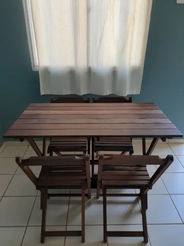 MESA DOBRÁVEL DE MADEIRA COM JOGO DE 4 CADEIRAS