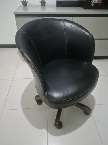 POLTRONA GIRATORIA EM COURO