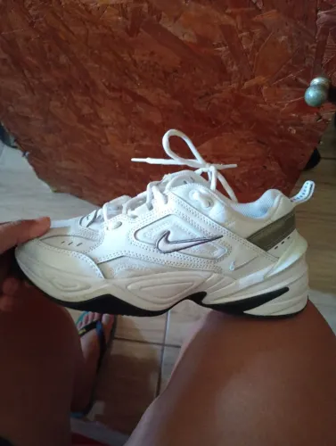 Vendo  Nike M2K Tekno brancos com detalhe preto 