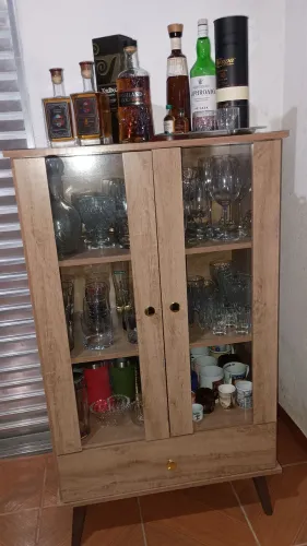 Vendo cristaleira  ( atenção Somente o móvel) taças e etc .. não estão a venda 
