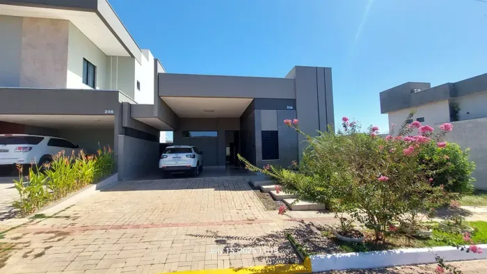 Casa toda mobiliada em condomínio fechado e com piscina - é só trazer as malas.