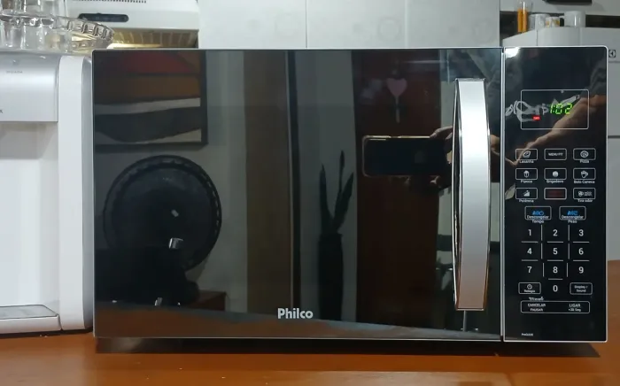 Microondas Philco espelhado 110Vts/31Lts, moderno, modelo atual, semi novo. Compare.