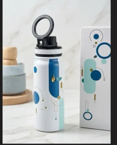 Garrafa térmica com suporte para celular