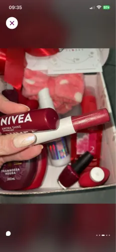 Presente com maquiagem, skincare, máscara de cabelo, batom, gloss e acessórios 