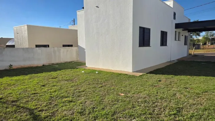 Casa em condomínio zona Leste - Frente para área de lazer