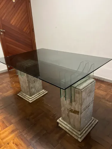 Mesa com base de mármore natural e tampo de vidro
