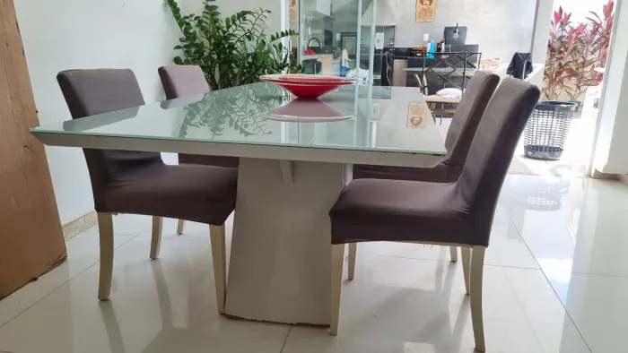 Vendo mesa laqueada tampo de vidro 2,00x1,00 com 4 cadeiras usadas.
