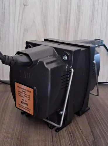 Transformador de energia Bivolt seminovo 1500VA