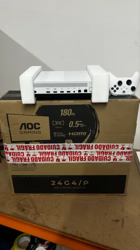 Xbox One S 1Tb + monitor Aoc gamer 24polegadas 180Hz
