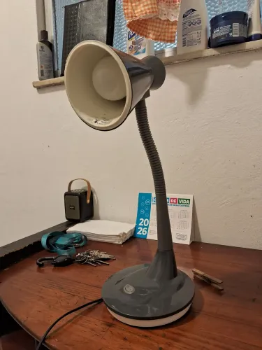 Luminária de mesa.