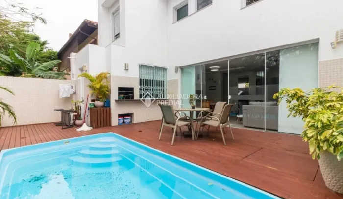 Auxiliadora Predial aluga, Casa com 3 amplas suítes, no Córrego Grande- Florianópolis-SC