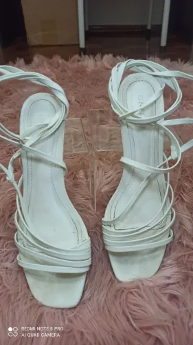 Sandália branca de tiras<br>Salto 5 cm<br>N° 38<br><br>*SEMI NOVO*<br><br>R$ 35,00