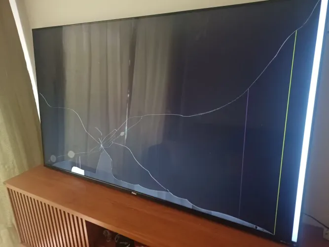 TV 65 polegadas Philips com tela trincada