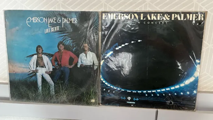 Dois discos de vinil Emerson, Lake e Palmer - Love beach e in concert