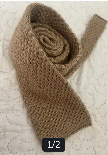 Gravata de crochê antiga na cor bege