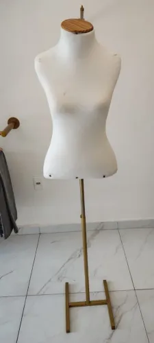 Manequim metalon dourado