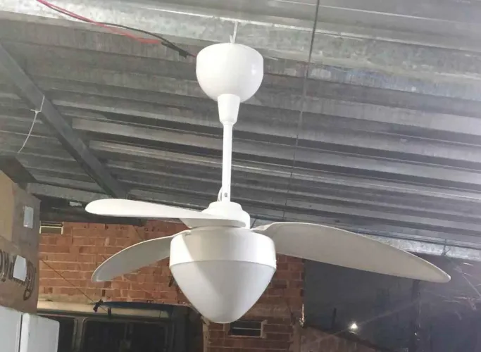 Ventilador grande de teto com controle