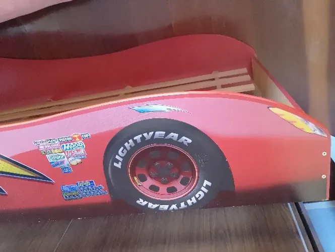 Cama infantil em formato de carro