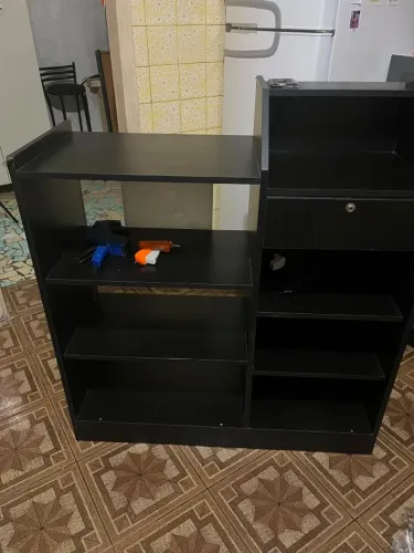 Balcão expositor preto