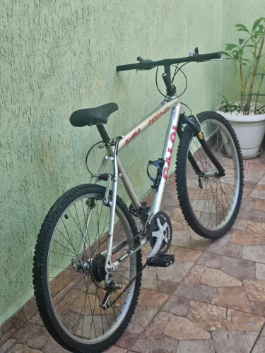 Bicicleta Caloi Supra 21V - Quadro em Alumínio + Câmbios Shimano