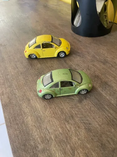 2 Volkswagen New Beetle em miniatura