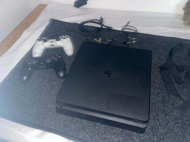 Play station 4 slim