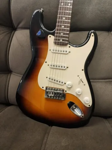 Guitarra Squier 2008 Bullet Stratocaster Sunburst + Tarraxas Wilkinson c/ Trava