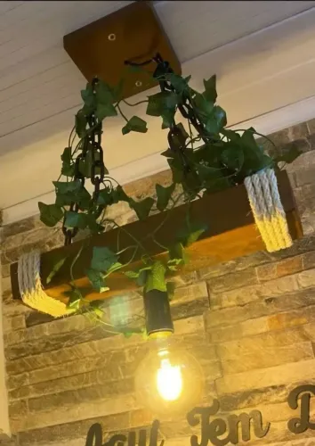 Luminária pintada em verniz.
