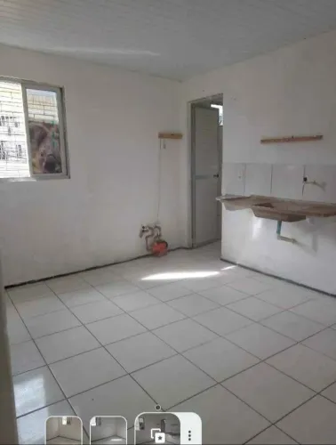 Casa alto com 2 quartos, sem animais.