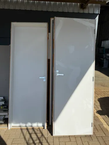 Portas laqueadas com caixilho