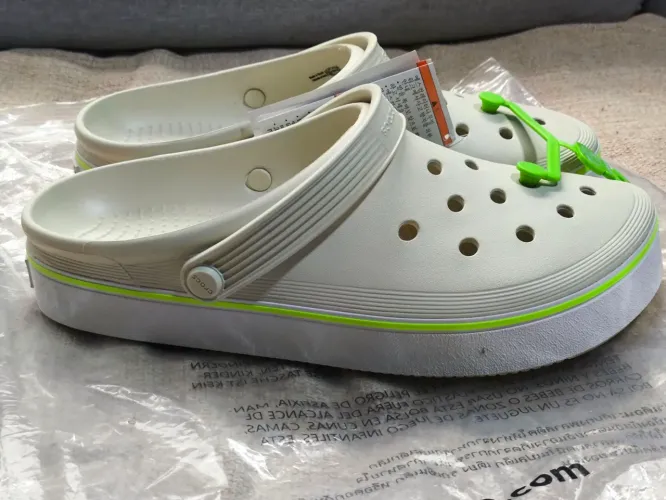 Sandália Crocs Off Court Clog na cor "Bone" (bege) com uma faixa lateral em verde neon