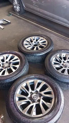 Roda Toyota Hilux SRX