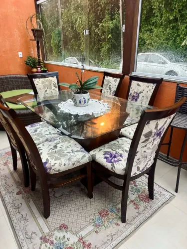 Vendo mesa 6 lugares tampo de vidro e base de madeira em ótimo estado