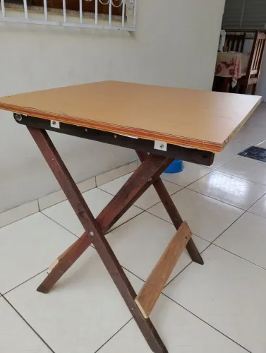 Mesa dobrável super prática, R$120, na C. Nova