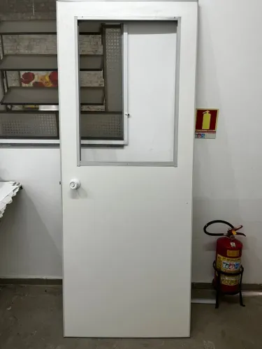 Porta Eucatex com vidro e fechadura
