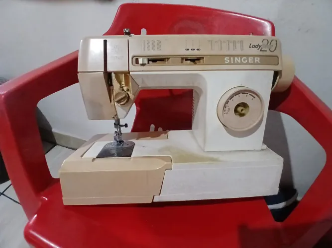 Vendo maquina costura falta o pedal e luz motivo da venda vou mudar nao vou levar
