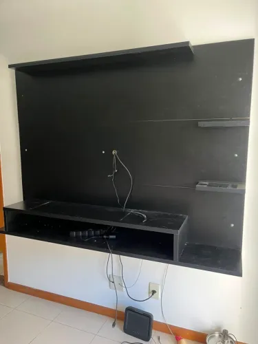 Painel de TV suspenso preto