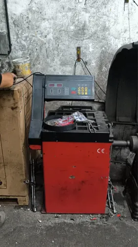 Máquina de balancear rodas
