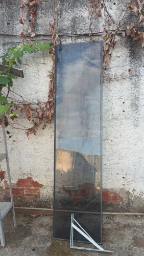 plateleira de vidro com mão Francesa.