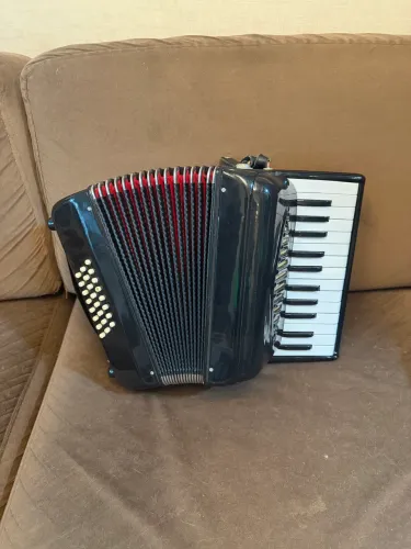 Acordeon italiano Crucianelli vintage restaurado - 24 baixos