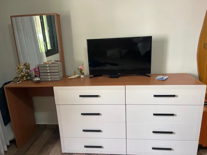 Cômoda grande com 8 gavetas, acoplado de penteadeira com espelho
