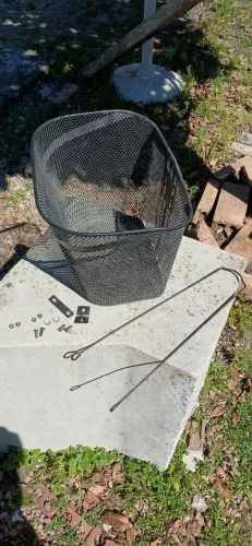 Cesta de bicicleta aramada de metal preta com o kit de fixação completo