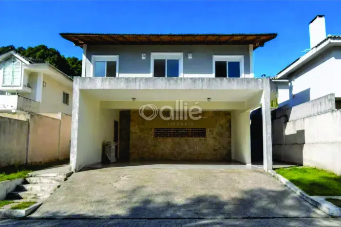 Casa para com 3 dormitórios para alugar, 250m² em Santa Felicidade