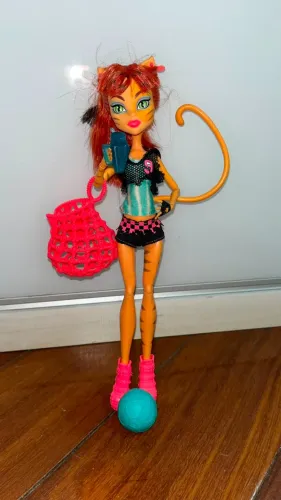 Boneca original Monster High G1 - Toralei Stripe da coleção Ghoul Sports.