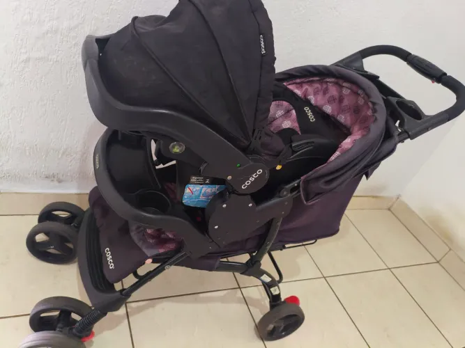 Vendo carrinho de bebê Cosco, com bebê conforto e suporte para alimentação