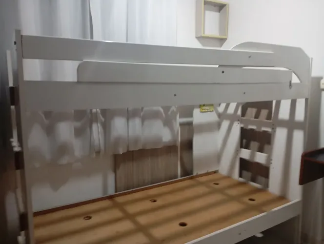 Vendo Cama Beliche, branca , bem conservada,com Colchões