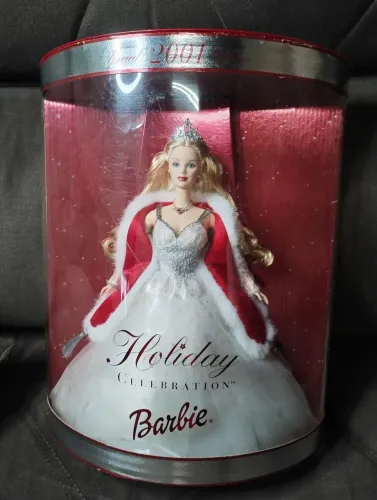 Boneca Barbie holiday 2001( Seila, por favor me envia uma mensagem)