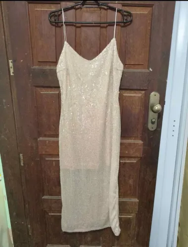 Vendo, vestido festa, cor rosê, costas nua, e zíper nas costas, tamanho G, 40 reais.