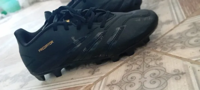 Chuteira Adidas Predator de campo
